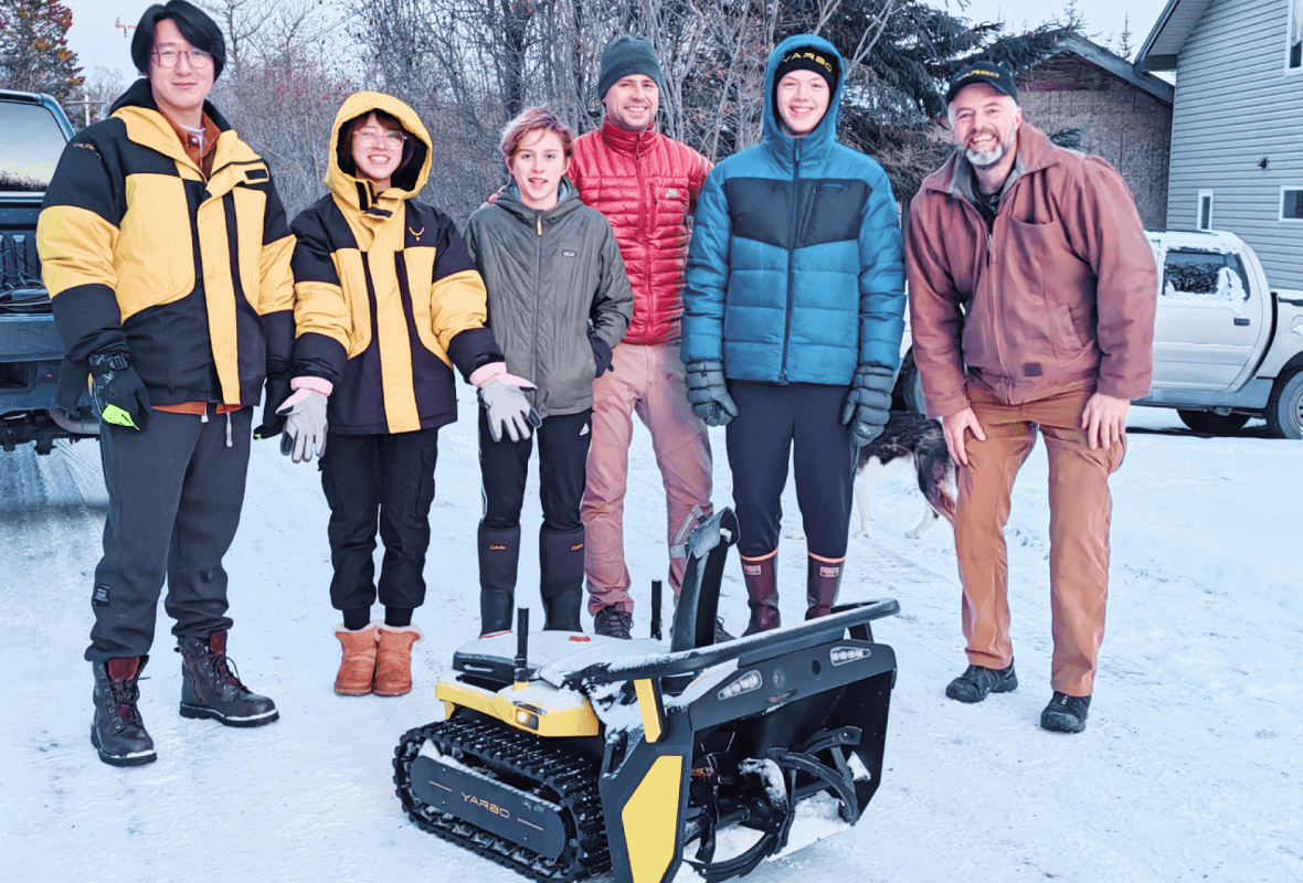 Snowblower robot Yarbo and the team